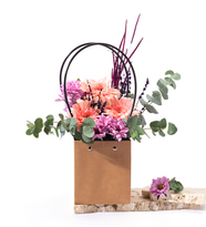 Kraft Çantada Pembe Gerbera ve Papatyalar