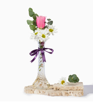 İnce Cam Vazoda Beyaz Papatyalar ve Pembe Gül