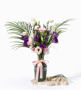 Çizgili Cam Vazoda Renkli Lisyantuslar