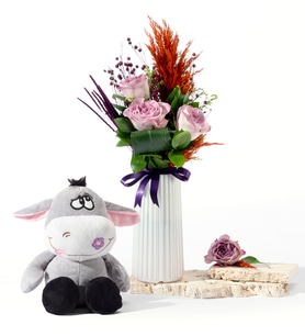 Beyaz Sedefli Vazoda Lila Güller ve Peluş Eşek