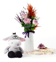 Beyaz Sedefli Vazoda Lila Güller ve Peluş Eşek