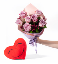 Lila Pembe Bukette 7 Lila Gül ve Gülen Kalp Yastık