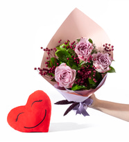 Lila Pembe Bukette 3 Lila Gül ve Gülen Kalp Yastık