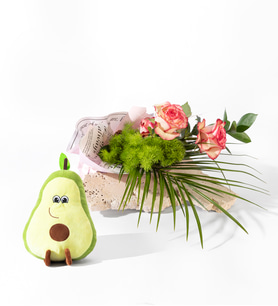 Buket Kağıdında Pembe Beyaz Güller ve Avokado Yastık