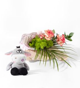 Buket Kağıdında Pembe Beyaz Güller ve Peluş Eşek
