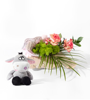 Buket Kağıdında Pembe Beyaz Güller ve Peluş Eşek