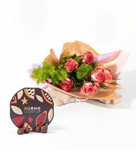 Buket Kağıtlı Pembe Beyaz Güller ve Gurme Lezzetler