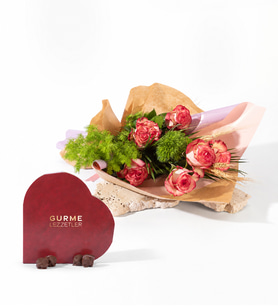 Buket Kağıdında Pembe Beyaz Güller ve Gurme Lezzetler
