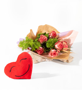 Buket Kağıtlı Pembe Beyaz Güller ve Kalp Yastık